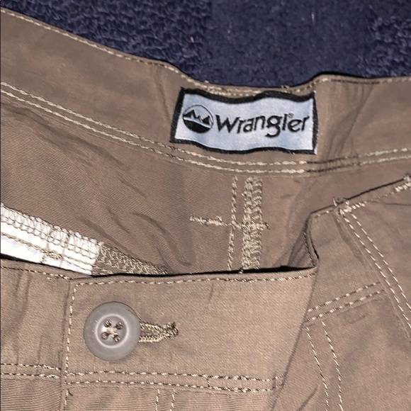 WRANGLER KHAKI SHORTS XL - Picture 2 of 2